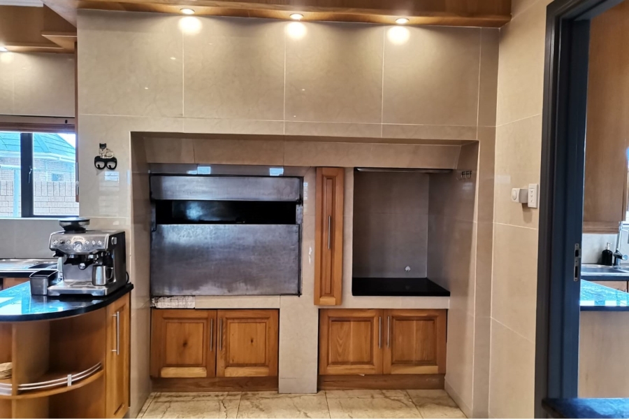5 Bedroom Property for Sale in Bluewater Bay Eastern Cape